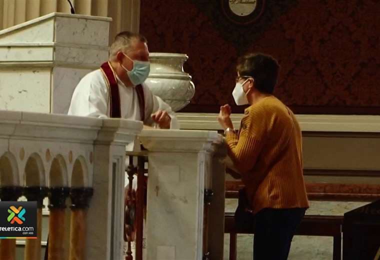 Miles de fieles católicos practican la confesión en estos días