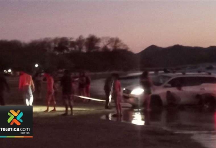 Policía Municipal de Santa Cruz rescató a mujer que quedó atrapada con su carro en la playa