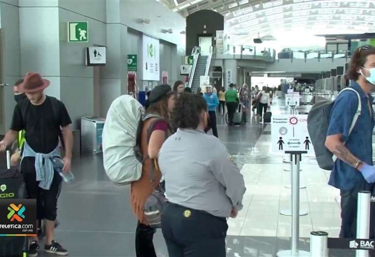 Migración aumentó personal en aeropuertos para evitar largas filas en Semana Santa