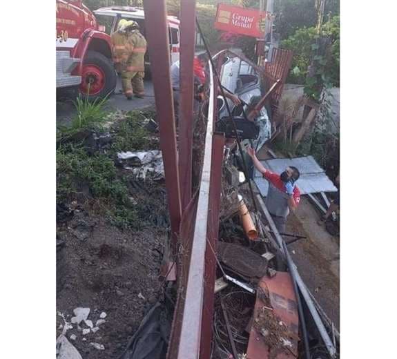 Carro se estrella contra casa y deja dos heridos en Poás de Alajuela