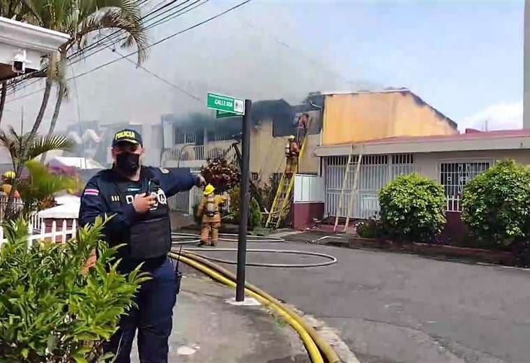 Video: casa de dos plantas es consumida por el fuego en Sabana Sur