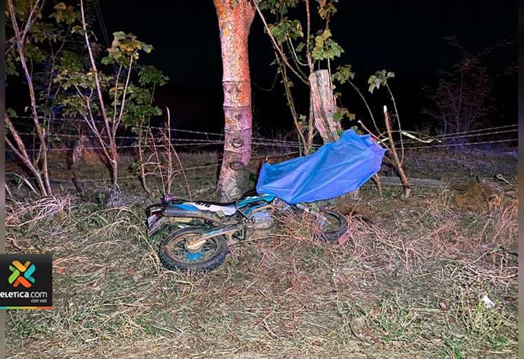 Dos motociclistas mueren tras chocar contra alcantarilla y cerca de alambre en Santa Cruz