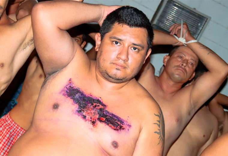 Pandilleros en El Salvador queman sus tatuajes para evitar detención, dice Bukele