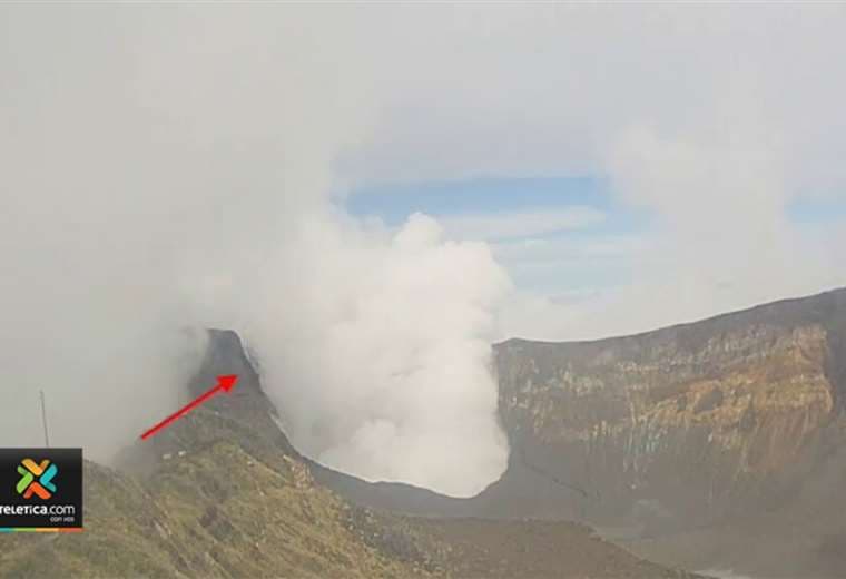 Cámaras captan desprendimiento de bloque en el cráter del volcán Turrialba