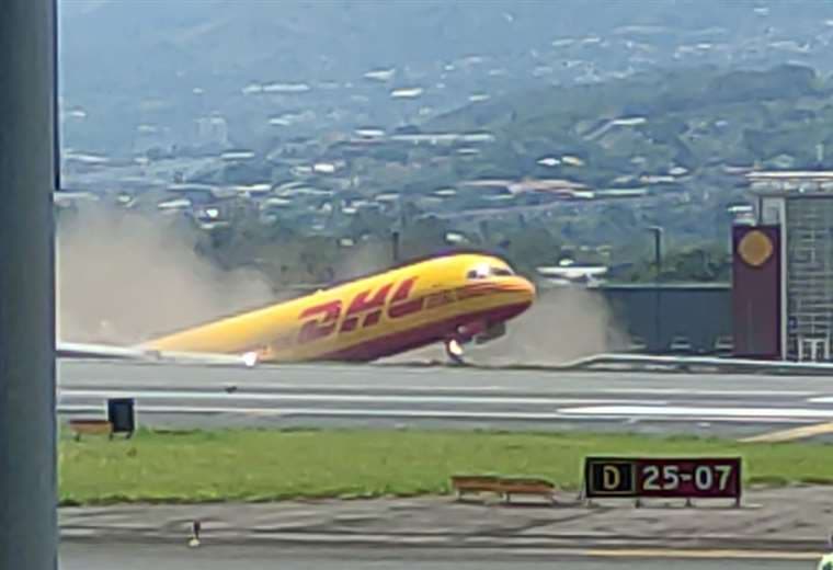Avión de carga se parte en dos tras salirse de la pista en Aeropuerto Juan Santamaría