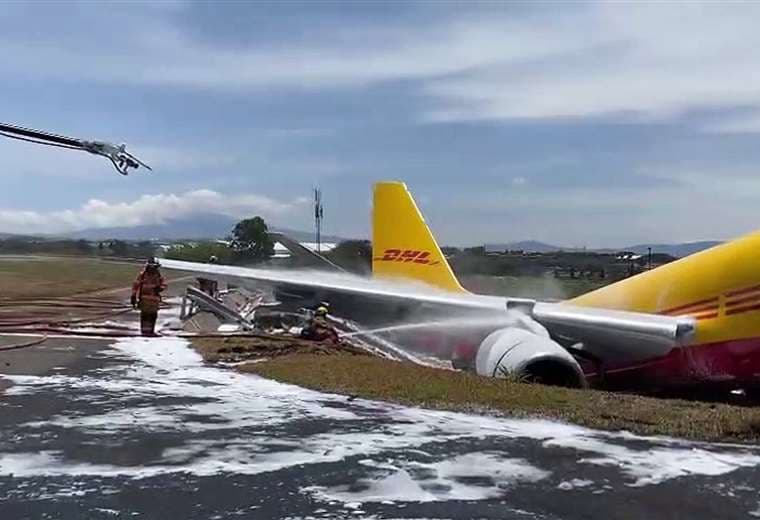 Bomberos aplican espuma en avión ante posibilidad de derrame de combustible