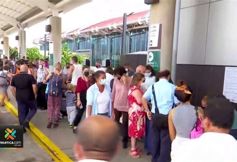 Video: Largas filas en el Juan Santamaría tras accidente de avión