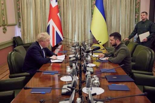Johnson promete armas a Ucrania, tras bombardeo de estación cerca del frente con Rusia