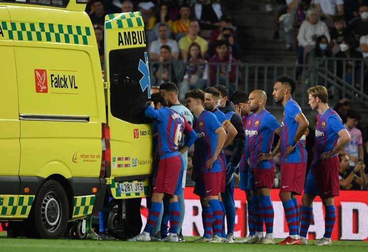 Video: Jugador del Barcelona se desploma tras golpe en la cabeza