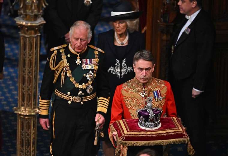 Príncipe Carlos reemplaza por primera vez a Isabel II en el simbólico "discurso del trono"