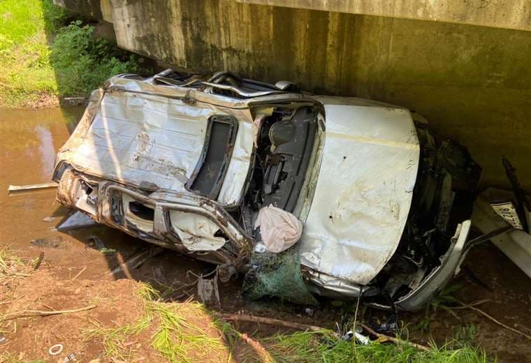 Chofer de carro todoterreno se salvó de milagro tras caer a río en Guanacaste