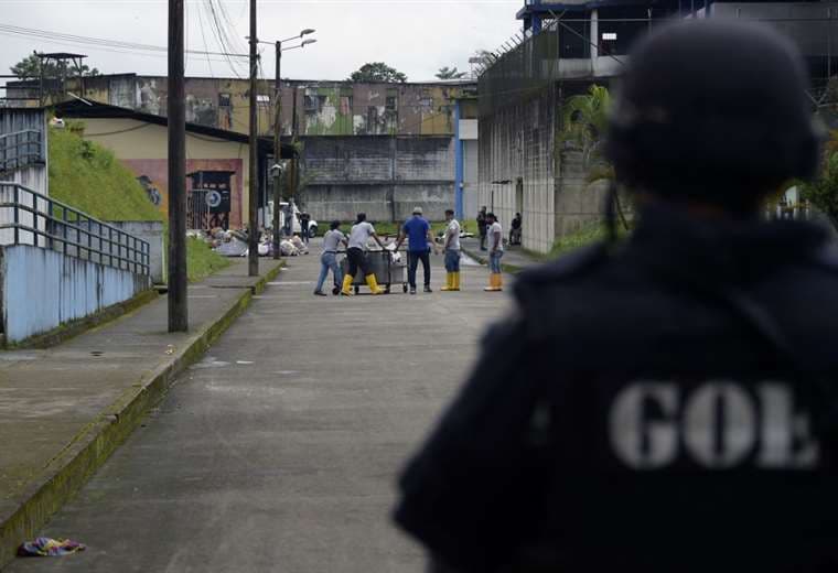 Policía dice que recapturó a 200 fugados tras riña mortal en cárcel de Ecuador