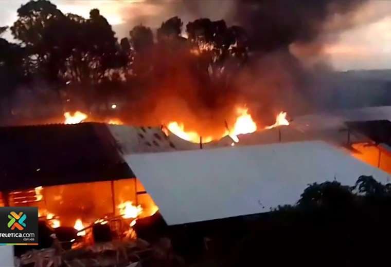 Video: Bomberos atienden incendio de grandes proporciones en La Uruca