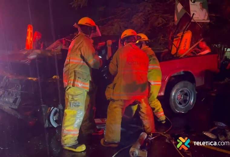 Video: Con equipo hidráulico bomberos liberan chofer tras violento accidente en Parrita