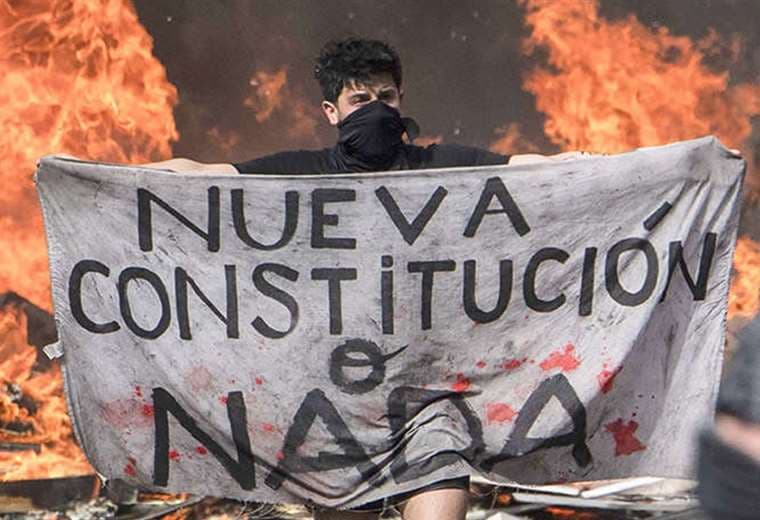 Entregan primera versión de nuevo texto constitucional de Chile