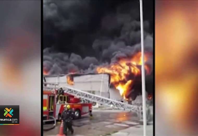 Enorme incendio destruye tres fábricas en Buenos Aires, Argentina