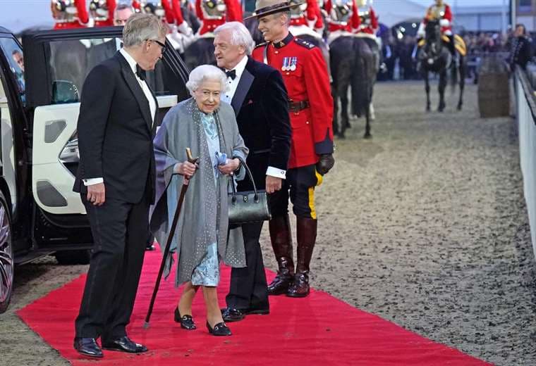 Isabel II asiste a su primer gran acto del jubileo tras problemas de salud