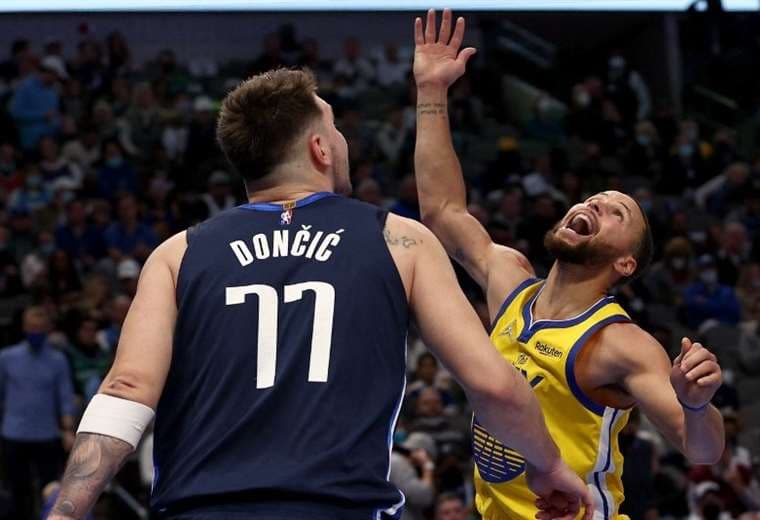Luka Doncic y Stephen Curry. AFP