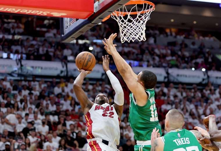 Heat golpea primero al vencer a Boston en final de la Conferencia Este de la NBA