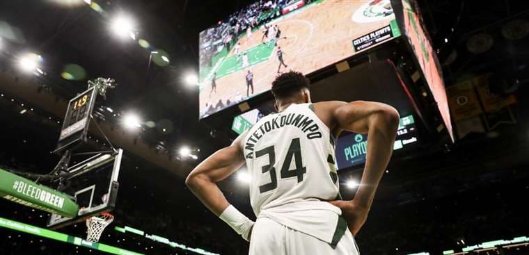 Giannis y los Bucks someten a los Celtics; los Warriors asaltan Memphis