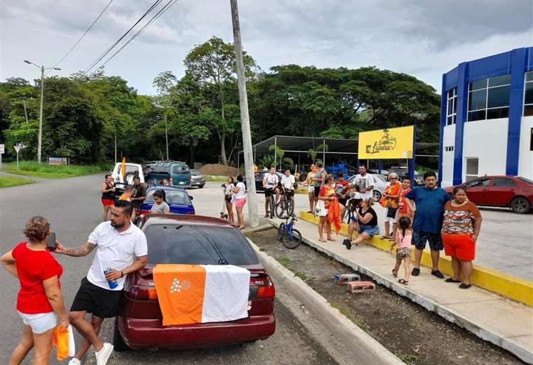 Video: Puntarenas se tiñe de anarajado para despedir a su equipo