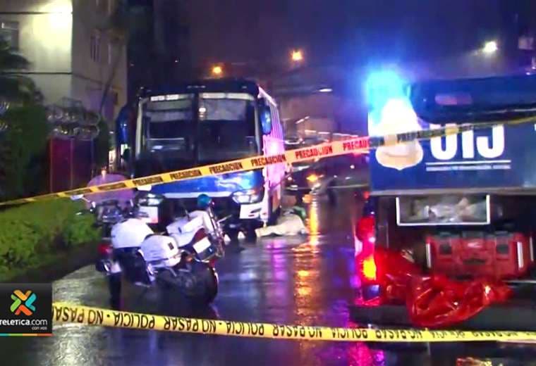 Motociclista muere atropellado por autobús en Curridabat