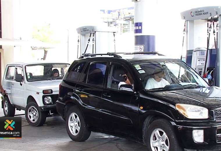 Ventas de combustible caen 7%: Consumidores empiezan a guardar más los carros