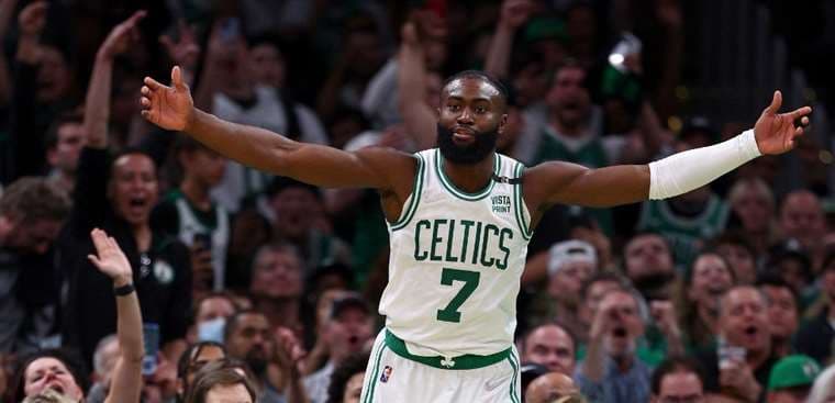 Celtics arrollan al Heat 102-82 y emparejan la serie del Este a dos triunfos por bando