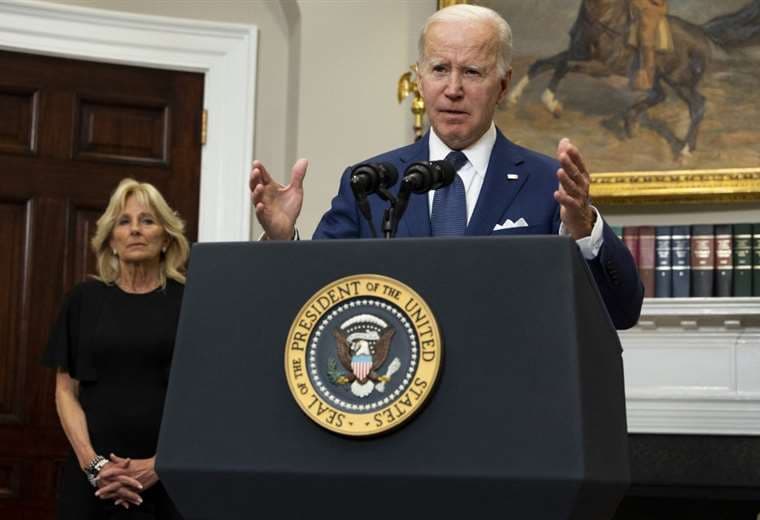 Biden pide perseguir "industria criminal" de tráfico de personas tras drama en Texas