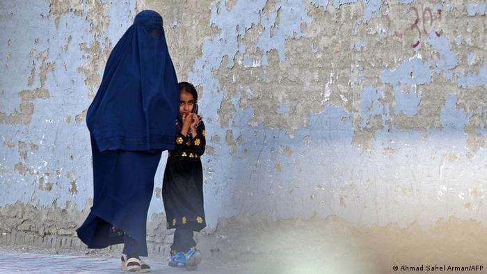ONU denuncia intento de talibanes por invisibilizar a las mujeres