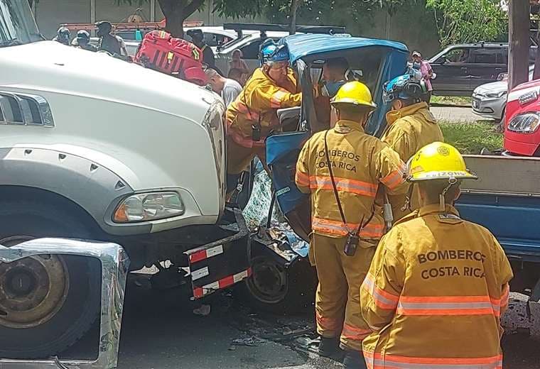 Conductor pierde las piernas tras chocar de frente con vagoneta en Heredia