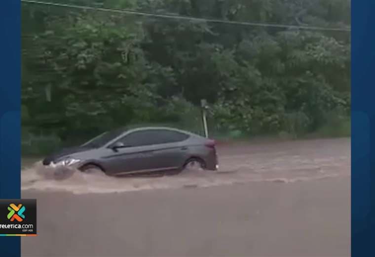 Aguaceros provocaron inundaciones y caída del tendido eléctrico en Nosara