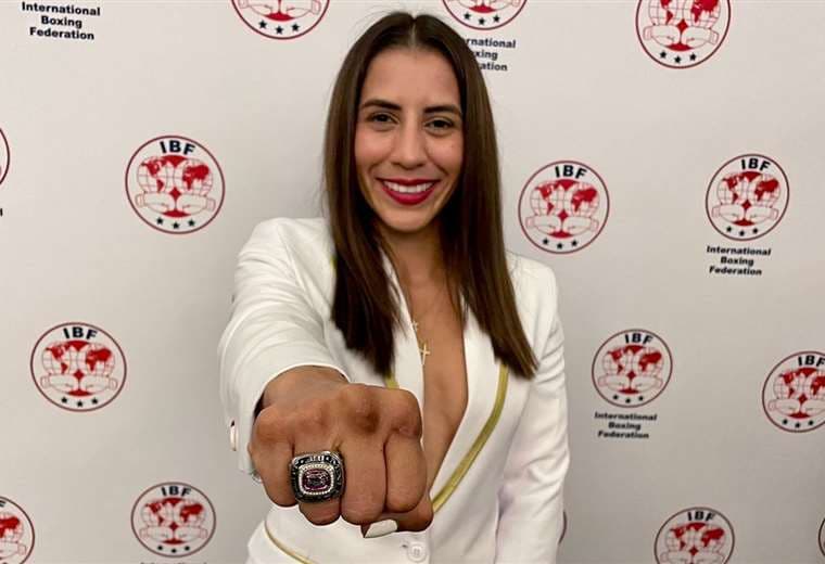 Yokasta Valle recibió galardón a mejor boxeadora de la FIB
