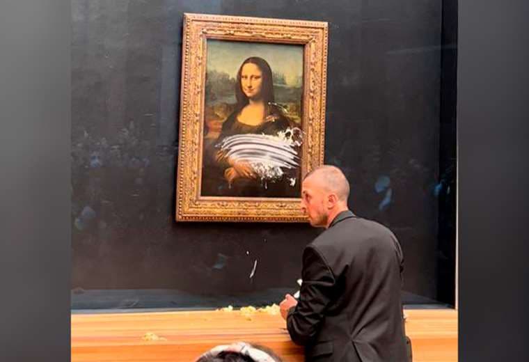 Video: Hombre disfrazado con peluca y en silla de ruedas lanzó queque contra la Mona Lisa