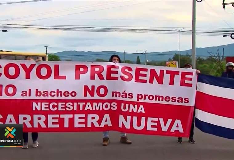 Video: Vecinos bloquean rotonda de El Coyol exigiendo mejoras en la vía