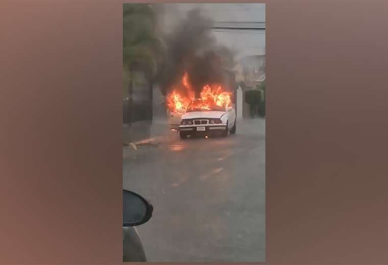 Video: Carro reducido a cenizas tras incendiarse en Cartago