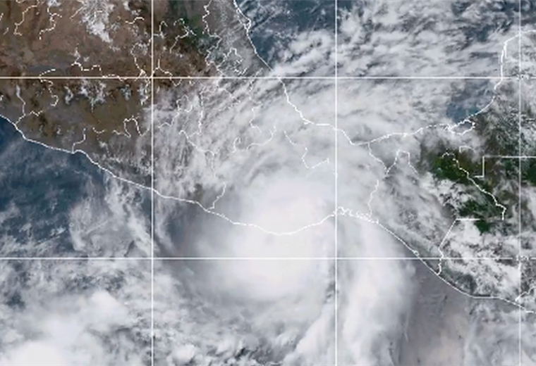Agatha se convierte en huracán más intenso en afectar México en mayo