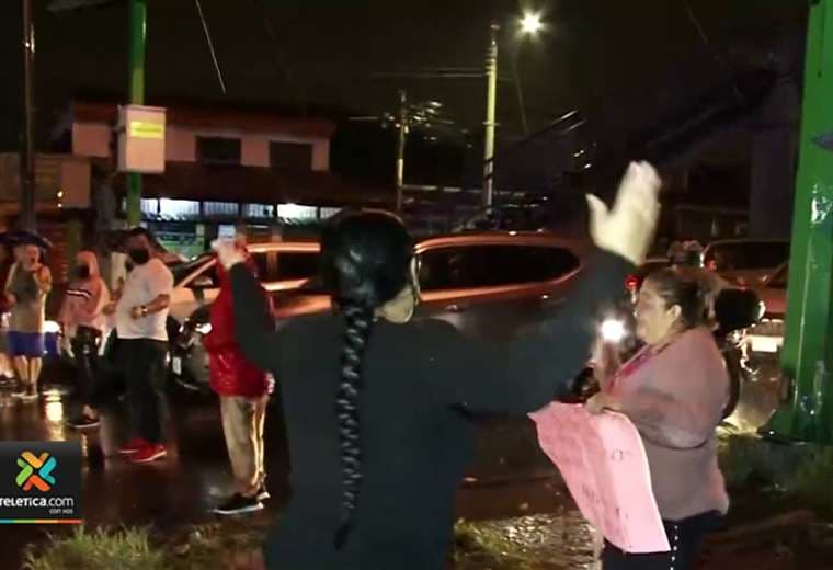 Ni la lluvia los detiene: vecinos de Hatillo vuelven a bloquear Circunvalación