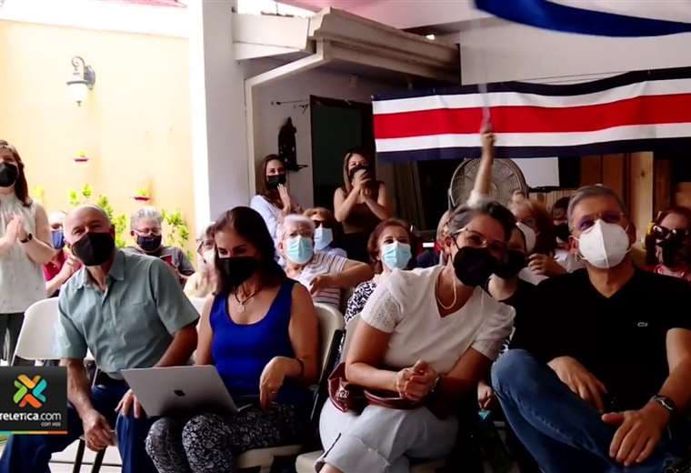 Aplausos y gritos desde Costa Rica: familiares de Nadia la apoyan en final de 'La Voz'