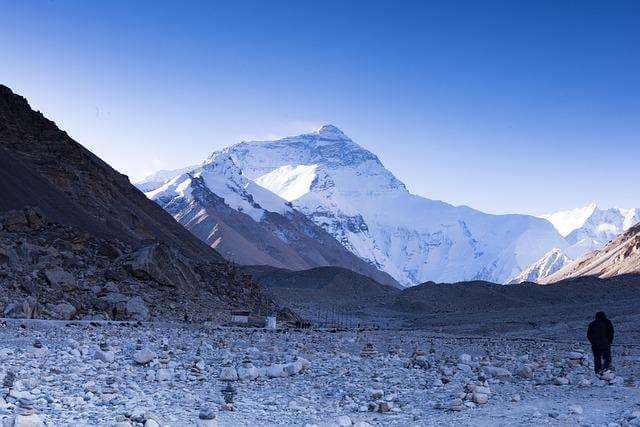 Once nepalíes inauguran la temporada al Everest