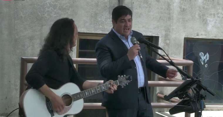 Video: Así canta Carlos Alvarado música rock en su último día de presidente