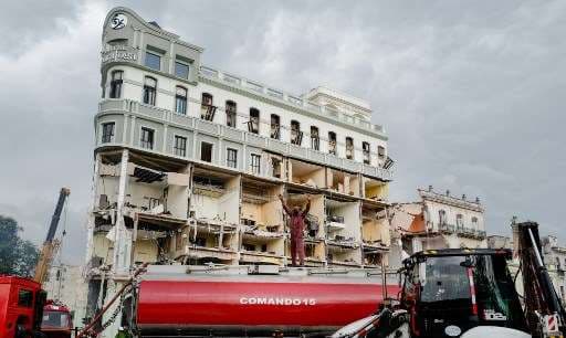 Rescatan otros cuatro cadáveres de hotel destruído en La Habana