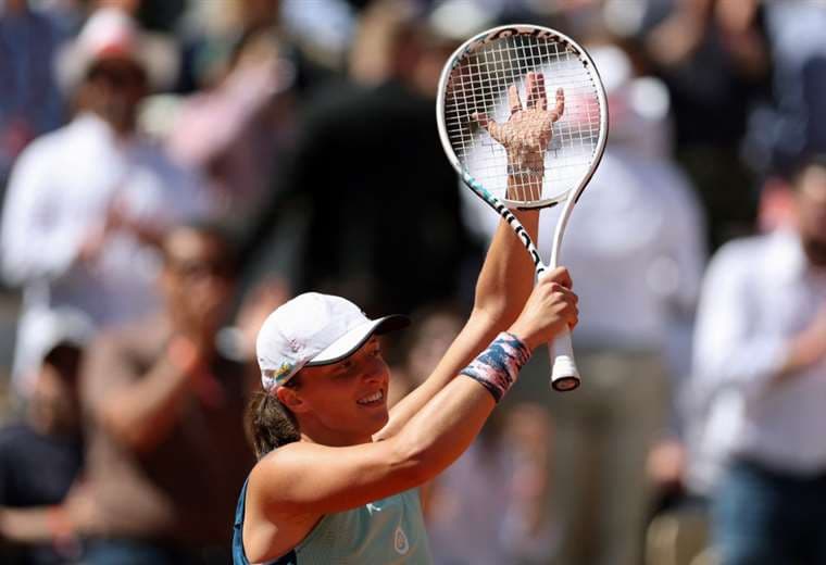 La número uno mundial Iga Swiatek pasa a semifinales de Roland Garros