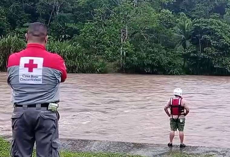 Cruz Roja busca a joven arrastrado por río en Matina
