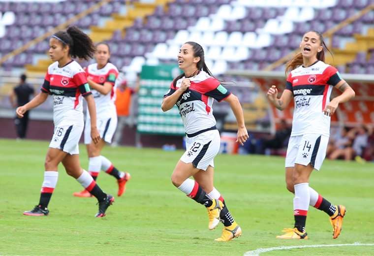 Alajuelense golpeó primero en la final del fútbol femenino.