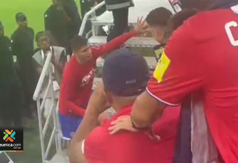 (Video) Júbilo tras el boleto: Anthony Contreras se fundió en un abrazo con su padre