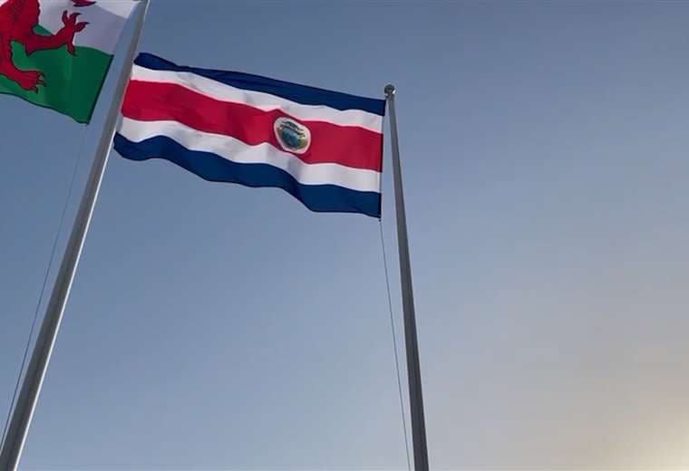 Bandera de Costa Rica ya ondea en Qatar al lado de los países mundialistas