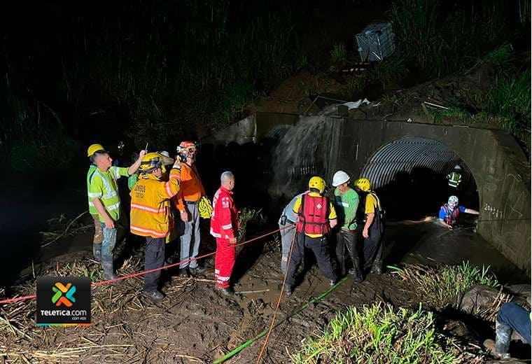 Cabeza de agua deja atrapados a cuatro hombres dentro de túnel