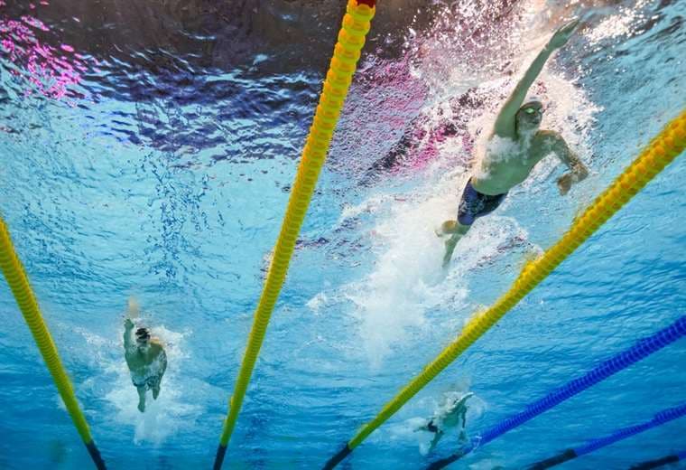 El francés Marchand deslumbra en el inicio del Mundial de natación