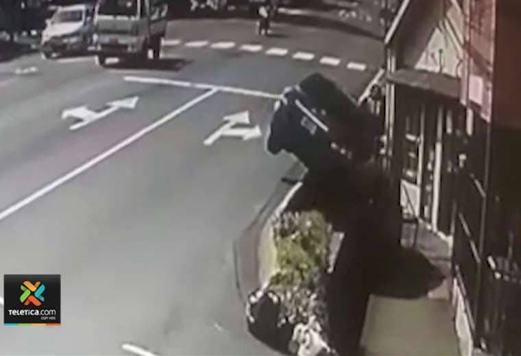 Video: Mujer resulta golpeada cuando vehículo se sale de la vía y vuelca